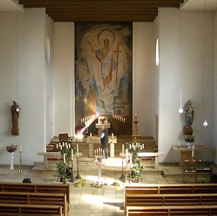 Blick in den Altarraum von St. Fidelis