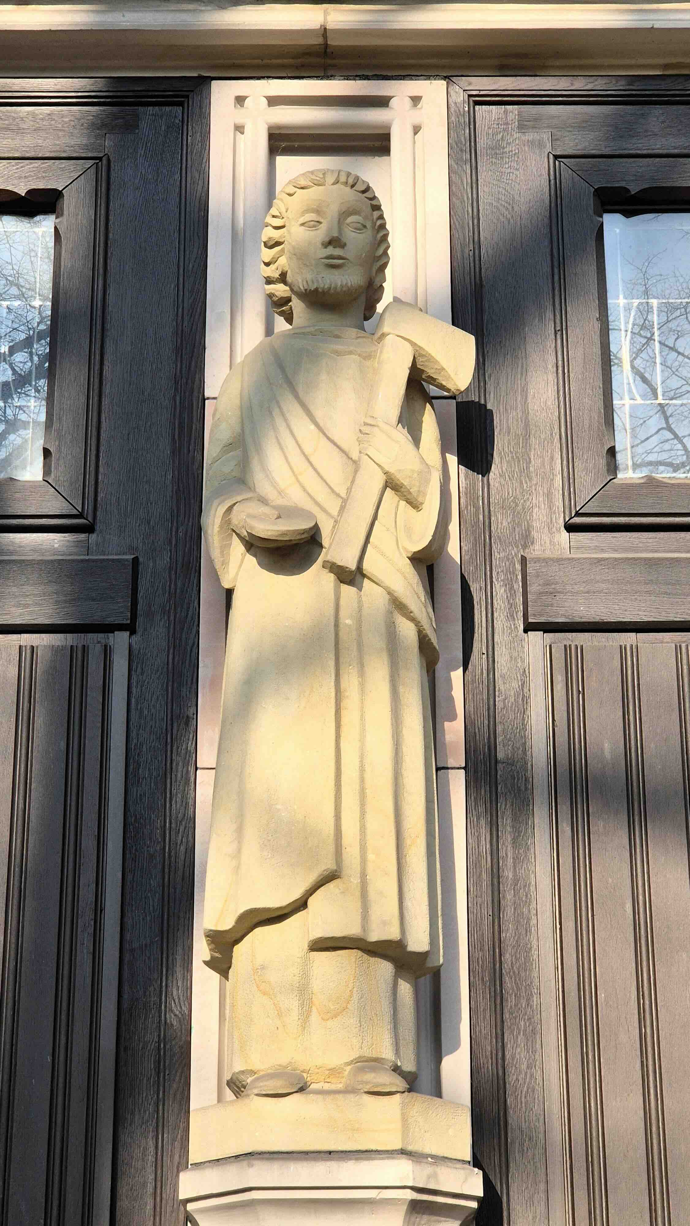 Heiligenfigur am Hauptportal 