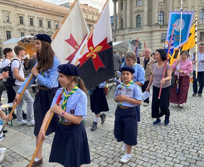 Pfadfinder 2023 an Fronleichnam auf dem Berliner Bebelplatz