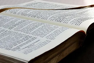 Bibel, Bild: Gabi Fleischmann in: Pfarrbriefservice.de