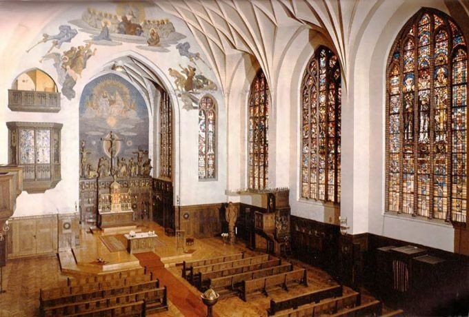 Bild: Innenansicht von oben in den Altarraum der Kirche St. Elisabeth
