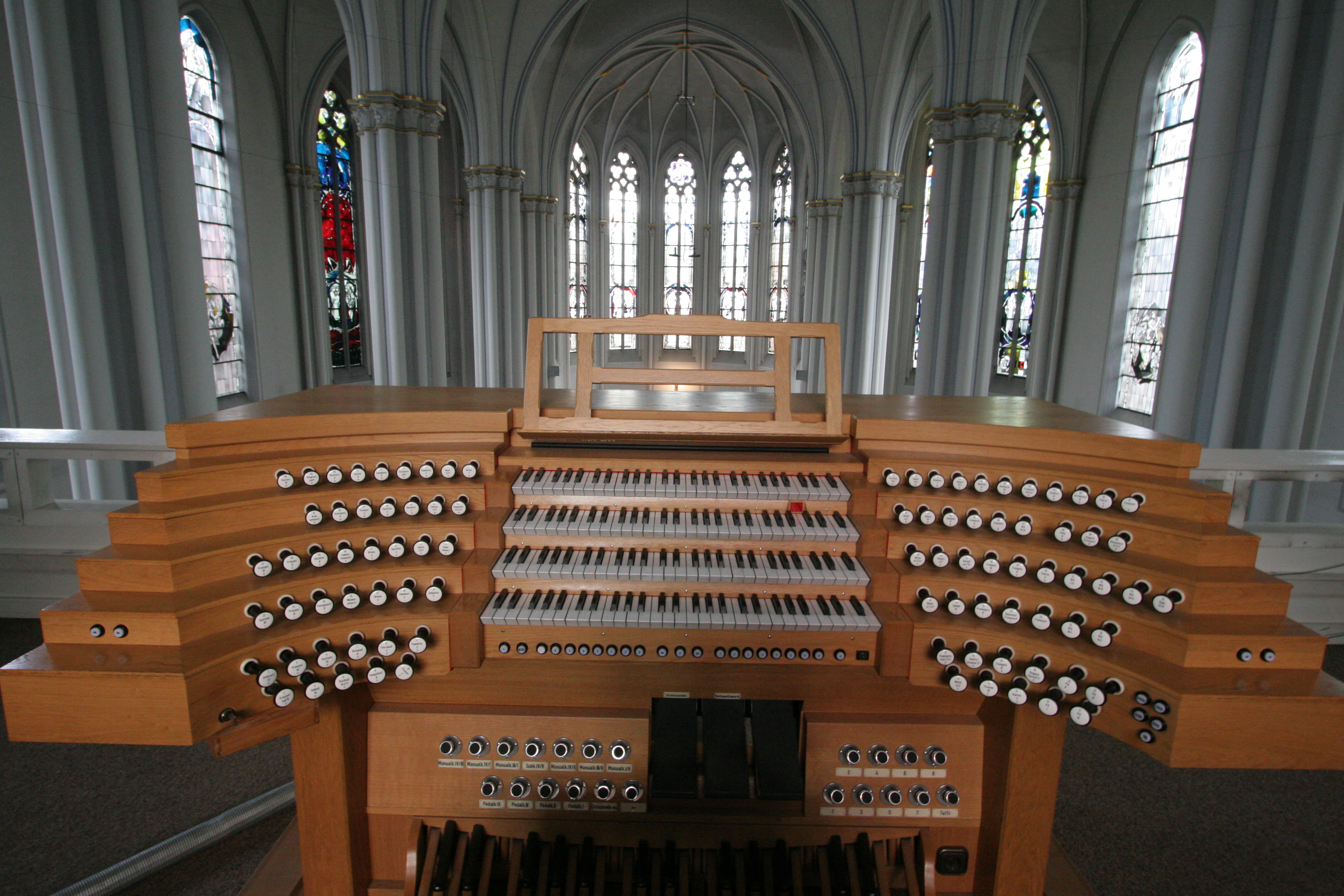 Spieltisch der Orgel