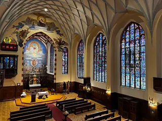 Bild: Innenansicht von oben in den Altarraum der Kirche St. Elisabeth